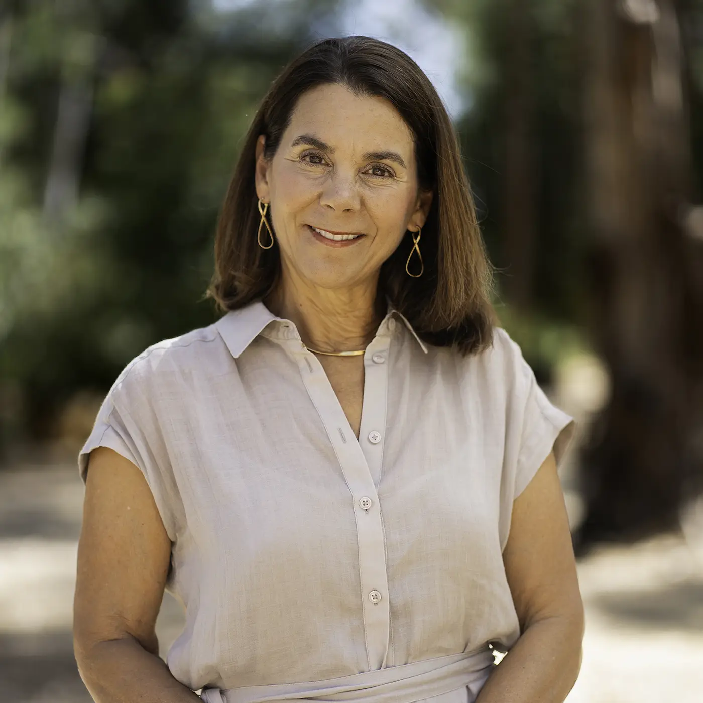 Michael McFaul sits at a desk chatting with student Andrii Torchylo
