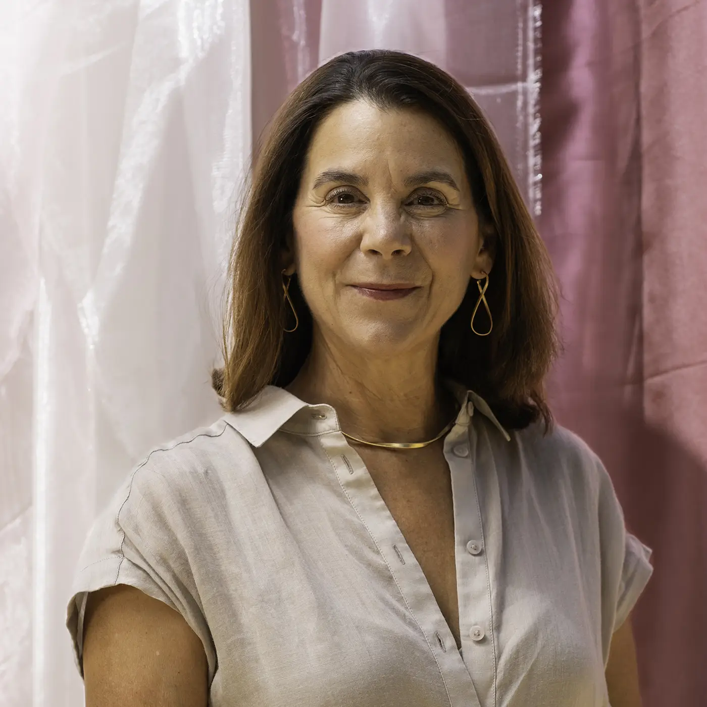 Michael McFaul sits at a desk chatting with student Andrii Torchylo