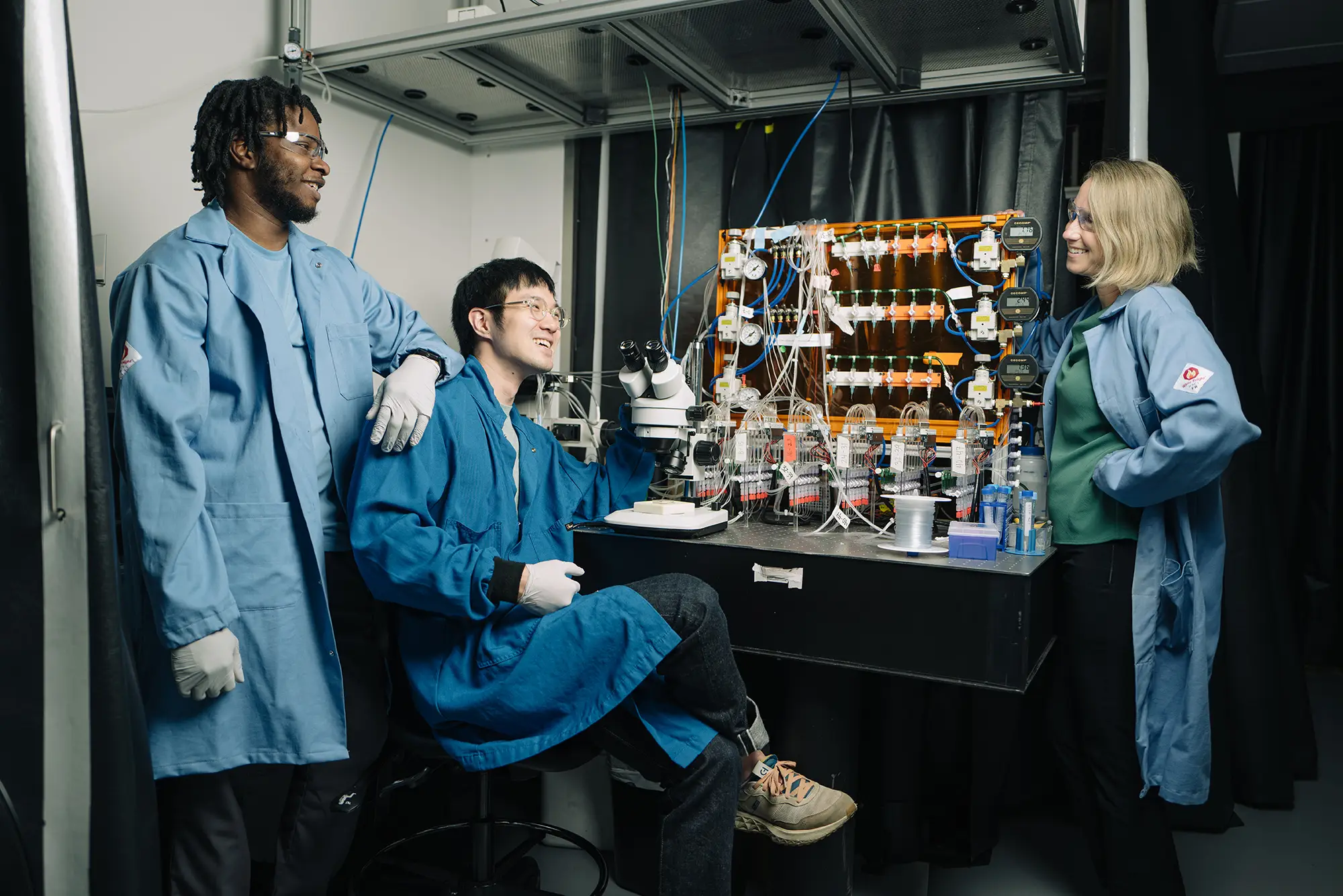 Polly Fordyce in her lab with researchers Alan and Eliel