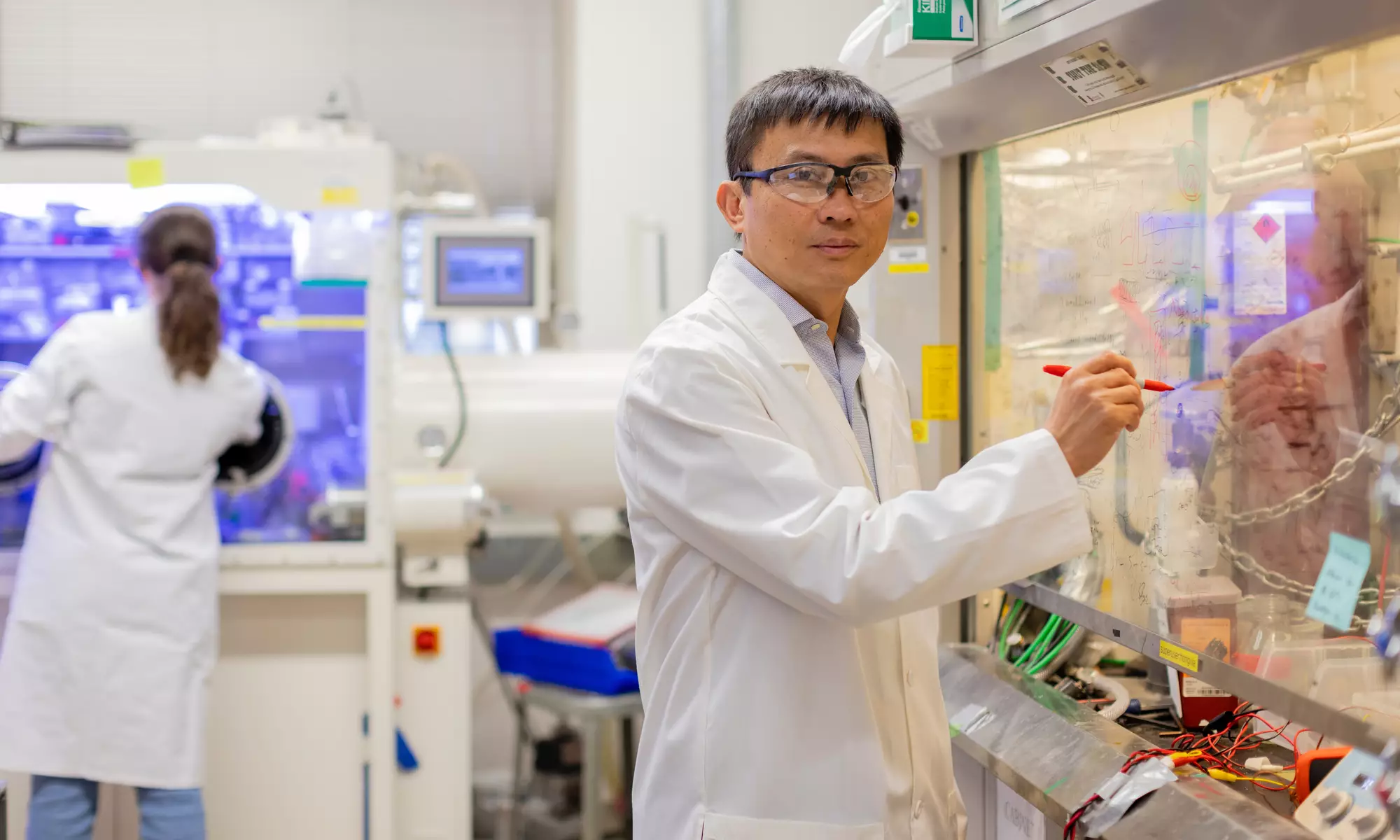 Yi Cui in a white coat in his lab