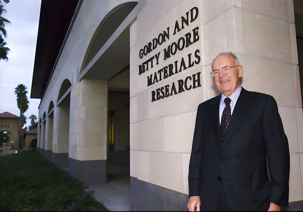 Gordon Moore stands in front of the Gordon and Betty Moore Materials Research building.