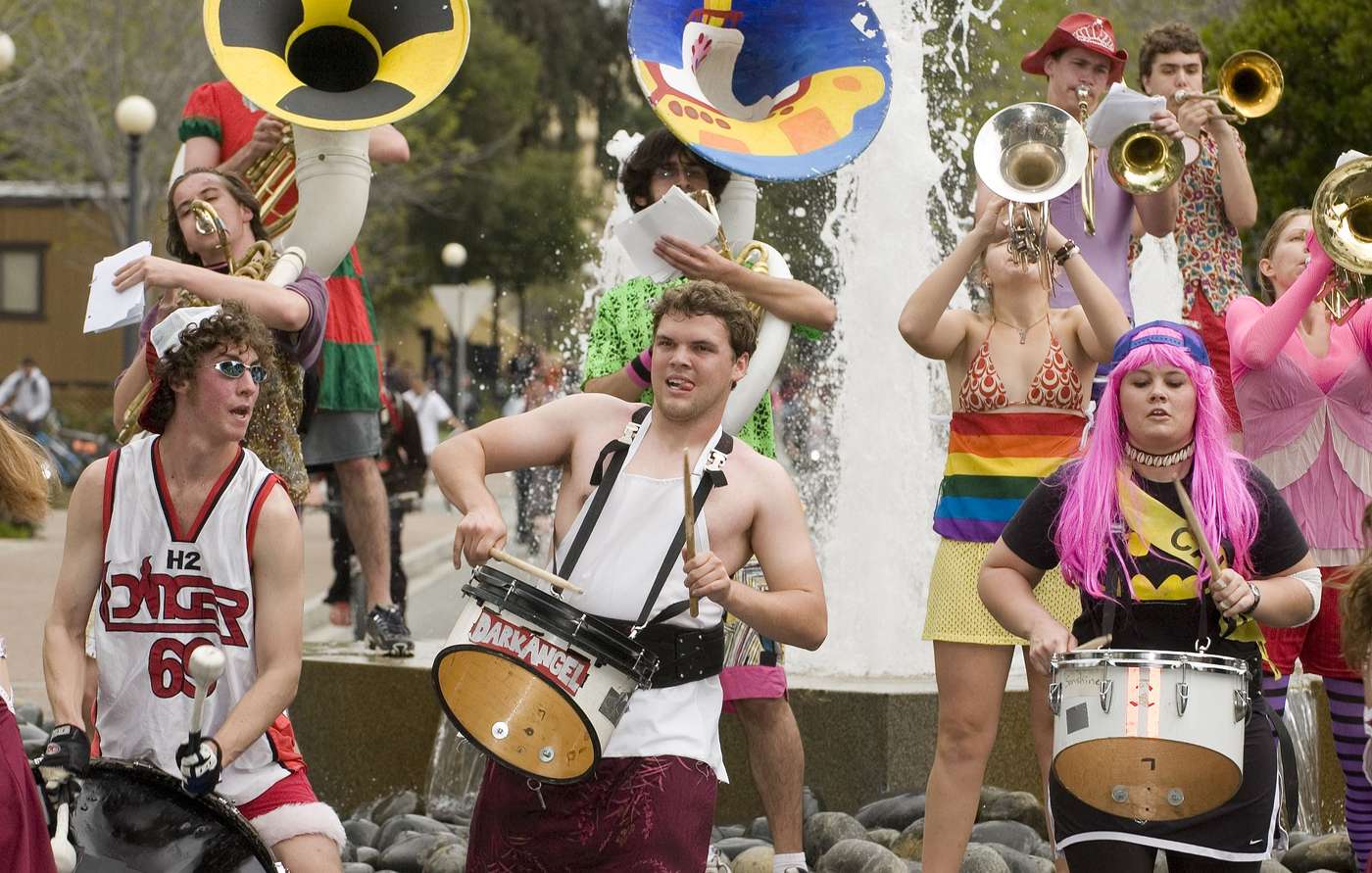 Stanford Marching Band plays near a fountain